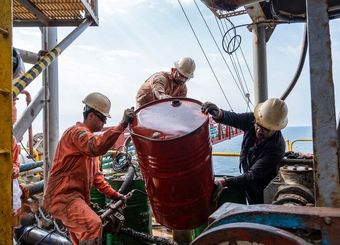 پشت پرده درآمد نفتی ایران؛ از رکورد صادرات تا کاهش قیمت

