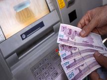 سقف برداشت روزانه از دستگاه‌های خودپرداز بانک سینا تا 500 هزار تومان افزایش یافت