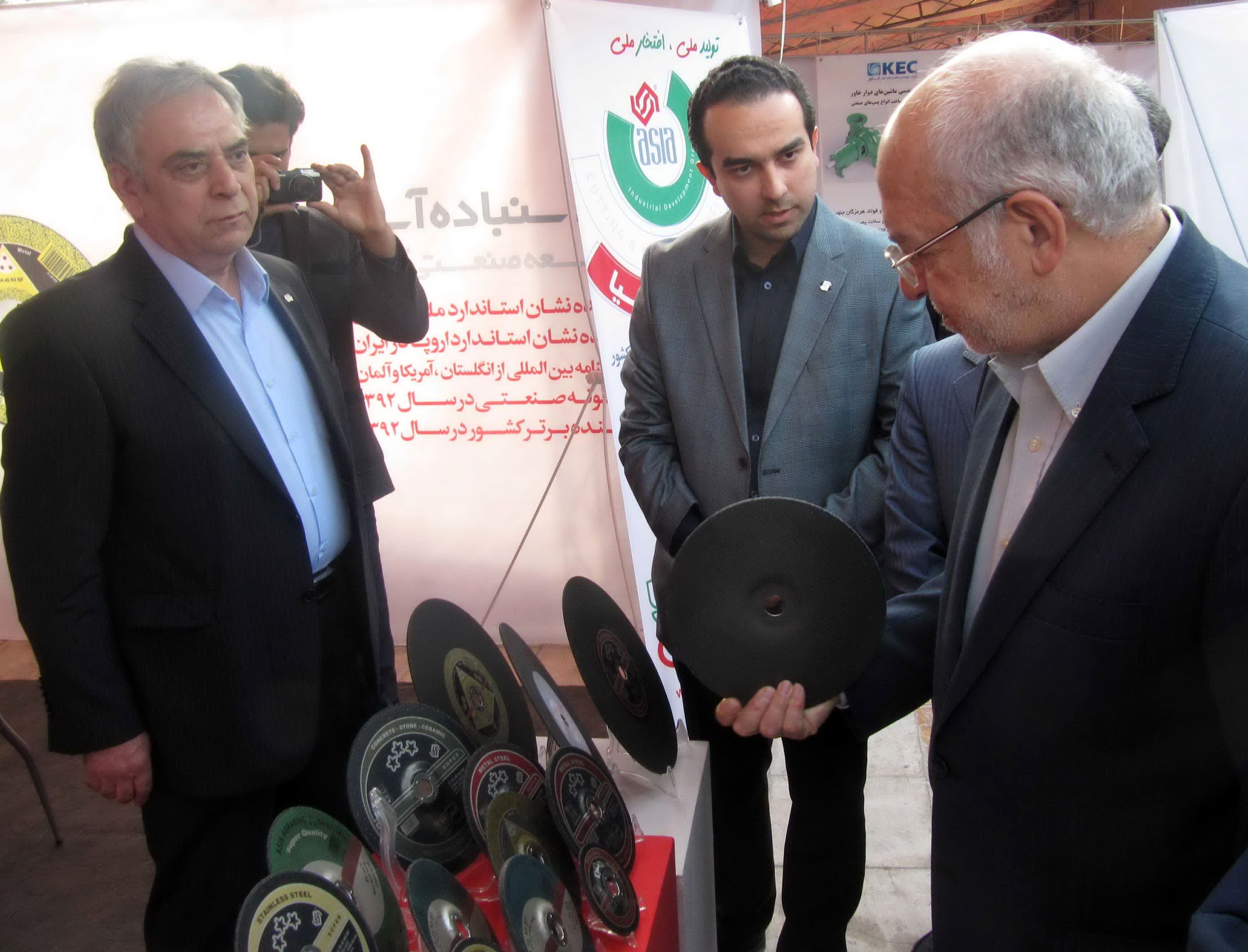 وزیر صنعت از نمایشگاه توانمندی اقتصادی استان خراسان رضوی بازدید کرد