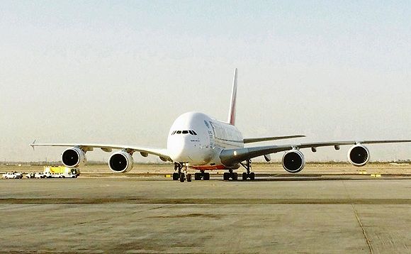 هواپیمای پهن پیکر &#39;ایرباس ای380&#39; امارات در فرودگاه بین‌‌المللی امام به زمین نشست