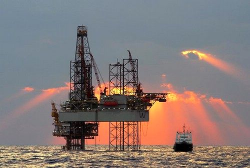 معاون وزیر نفت: موانع توسعه پیمانکاران عمومی صنعت نفت رفع میشود