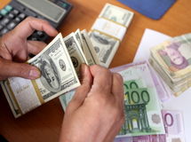 دلار در بازار ۳370 فروخته می‌شود