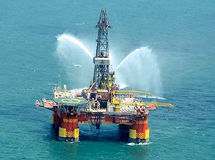 ترخیص سکوی  حفاری شمال از خلیج فارس؛ خدمت یا خیانت؟!