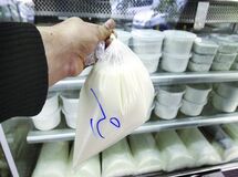 مدیرعامل اتحادیه فرآورده‌های لبنی:
شیر‌ فله‌ای مغازه‌ها همان شیرهای برگشتی کارخانجات است