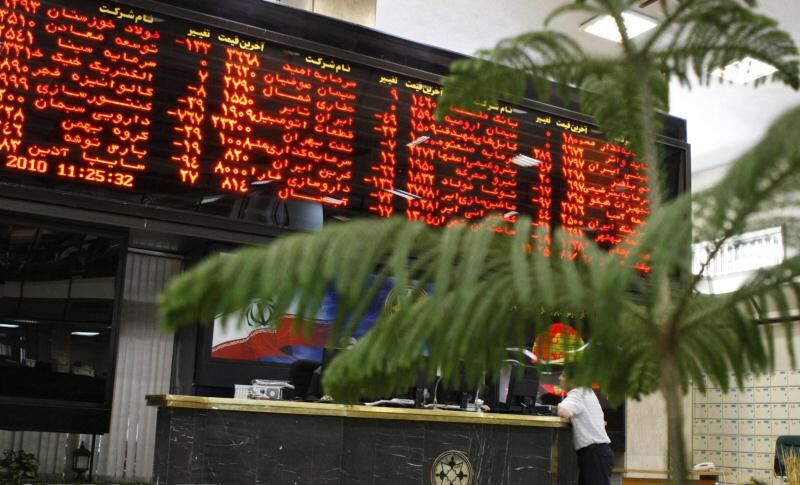 یک کارگزار بورس: فعالان خسته بازار سرمایه سهام خود را به هر قیمتی می‌فروشند
