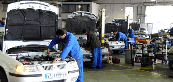 صف کشیدن خودروهای معیوب "ایران‌خودرو" و "سایپا" مقابل تعمیرگاه