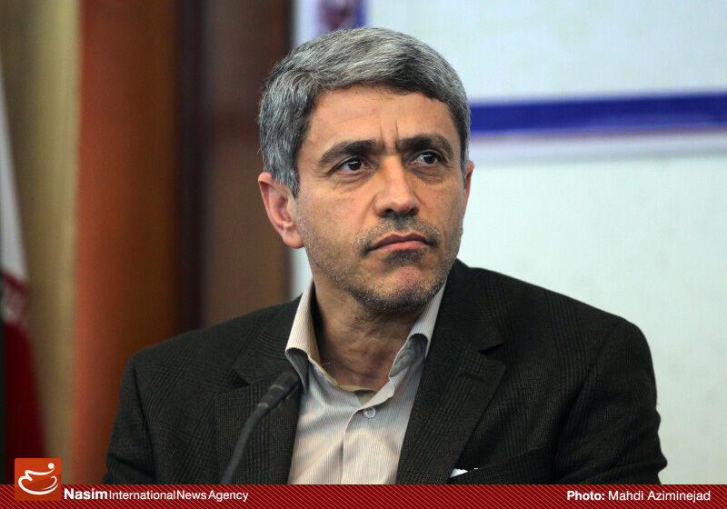 یک نماینده مجلس: وزیر اقتصاد برای رفع مشکلات اقتصادی گفتار درمانی می‌کند