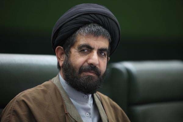 بک نماینده مجلس: بانک‌ها کمکی به نجات کشور از وابستگی به نفت نمی‌کنند