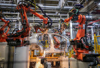 تقاضای خودروسازان برای عدم اعمال تعرفه بر رباتها و ماشینآلات کارخانهای