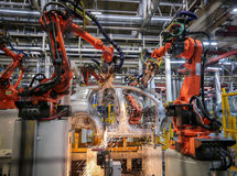 تقاضای خودروسازان برای عدم اعمال تعرفه بر رباتها و ماشینآلات کارخانهای