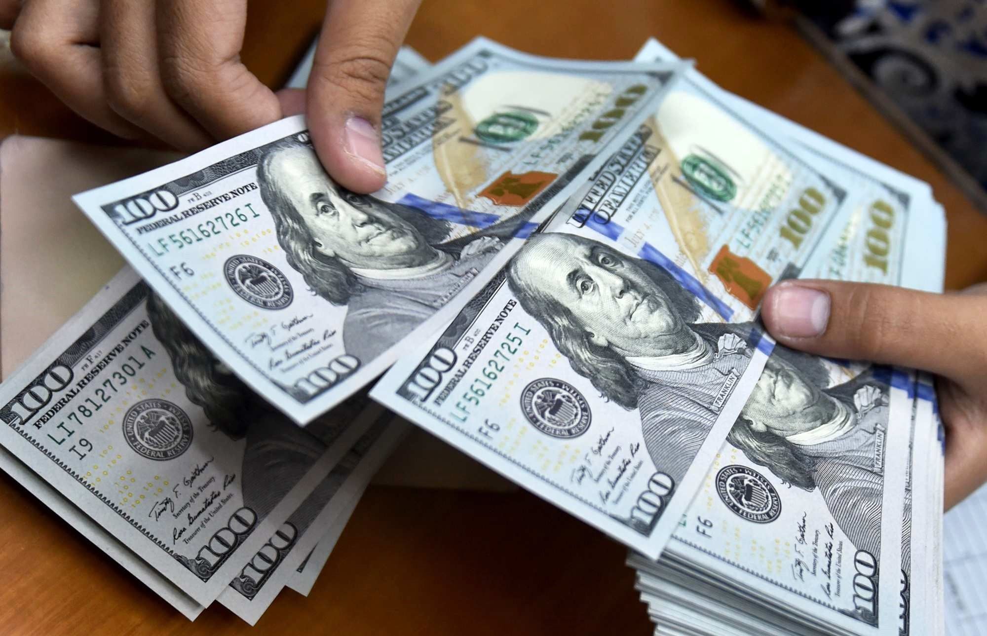 ۸۸ درصد سقوط درآمد؛ صرافی ملت می‌گوید حذف ارز نیمایی نفس‌مان را برید    