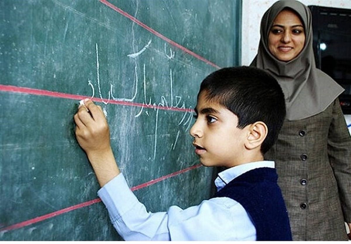 حقوق معلمان خبرساز شد / معلمان در سال ۱۴۰۴ چقدر حقوق می‌گیرند؟
